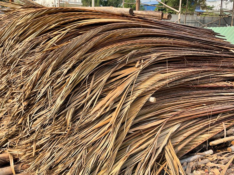 Lá dừa nước lợp nhà